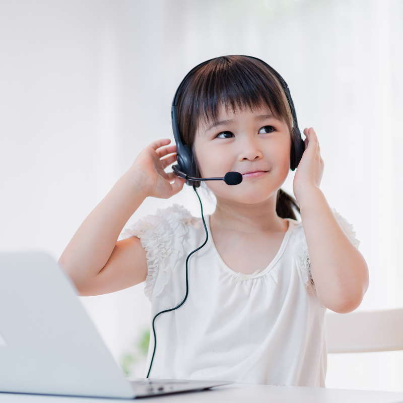 Illustrations of memo papers in blue.